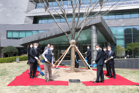 정재훈 한국수력원자력 사장(앞줄 오른쪽)과 임직원들이 1일 창립 20주년을 맞아 경주 본사 앞마당에 이팝나무를 심고 있다. 한국수력원자력 제공